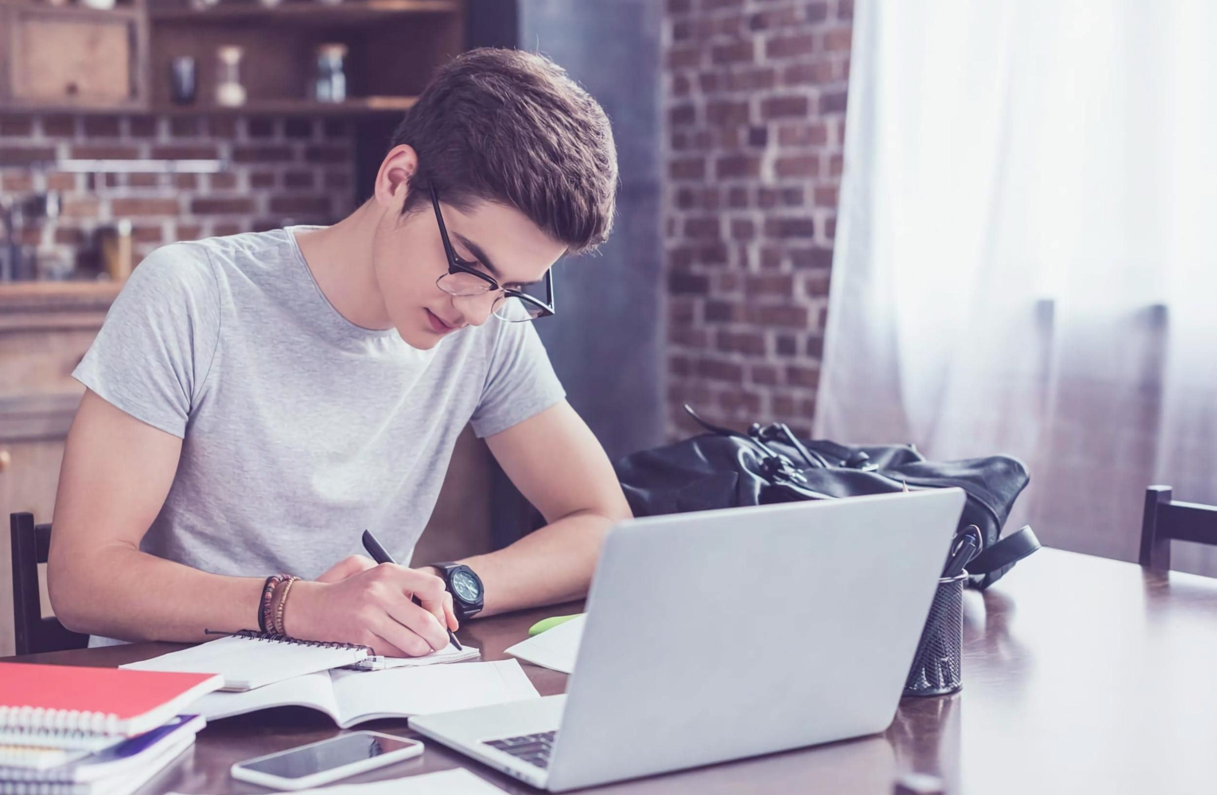 Person bei der Selbstreflexion mit Notizbuch und ruhiger Atmosphäre