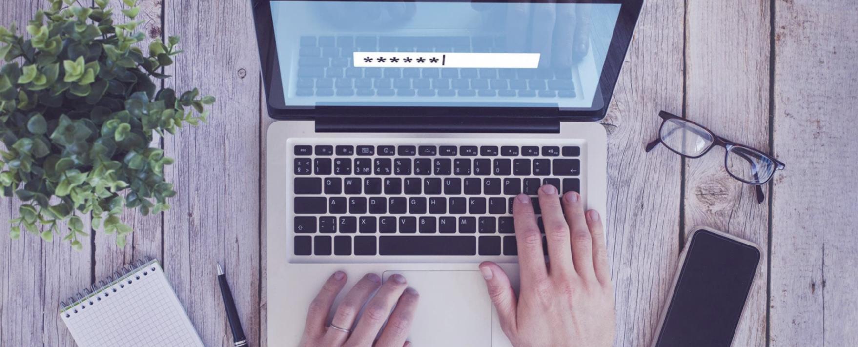 Person in ruhiger Reflexion mit Notizbuch